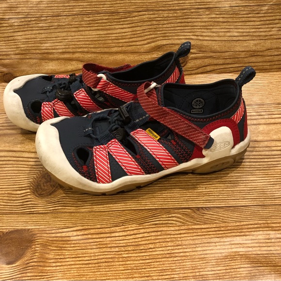 Size 1 kids Keen waterproof shoes. Red blue - Picture 9 of 11